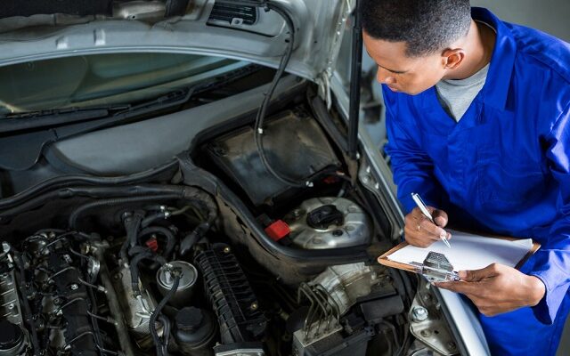 mechanic-preparing-check-list